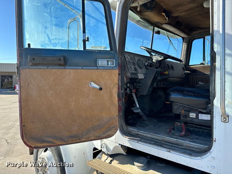 image for item GG9953 1988 International  vacuum truck