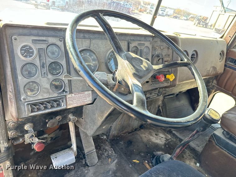 image for item GG9953 1988 International  vacuum truck