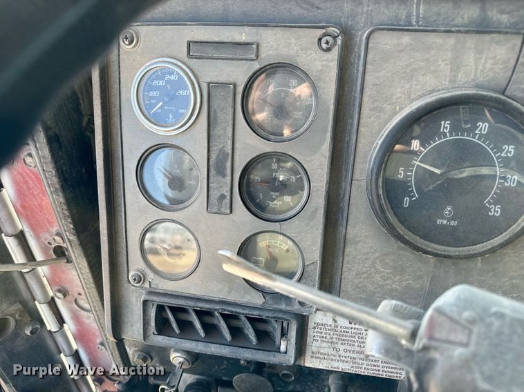 image for item GG9953 1988 International  vacuum truck