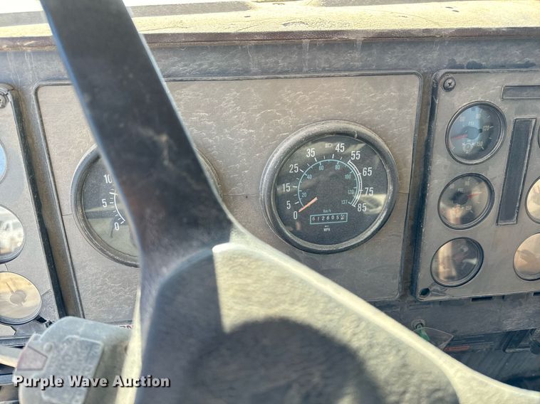 image for item GG9953 1988 International  vacuum truck