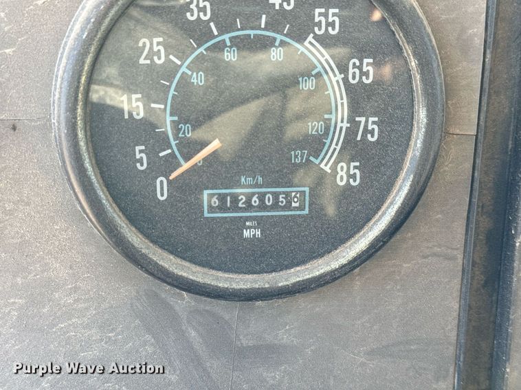 image for item GG9953 1988 International  vacuum truck