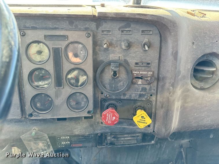 image for item GG9953 1988 International  vacuum truck