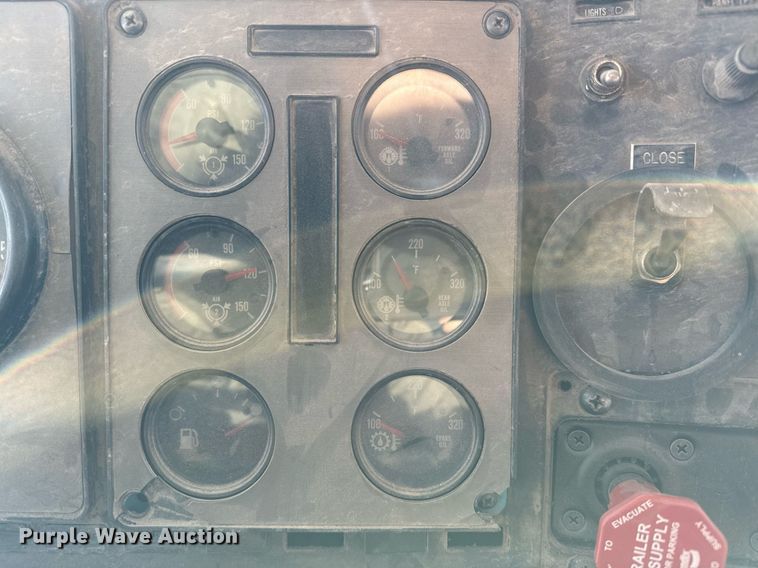 image for item GG9953 1988 International  vacuum truck