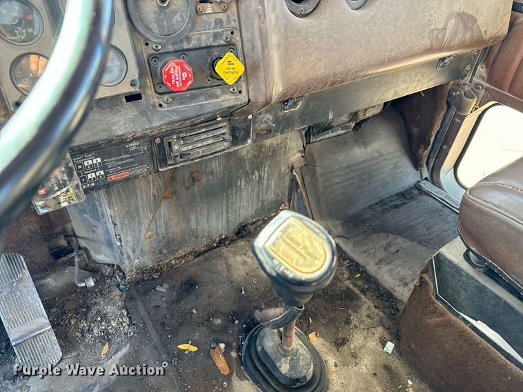 image for item GG9953 1988 International  vacuum truck