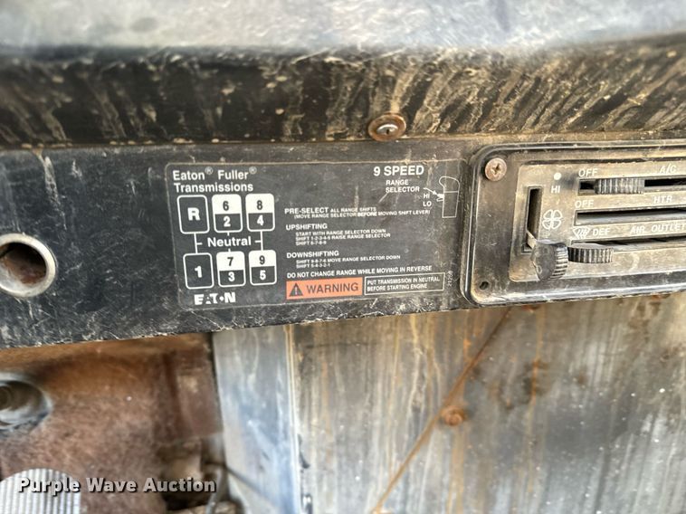 image for item GG9953 1988 International  vacuum truck