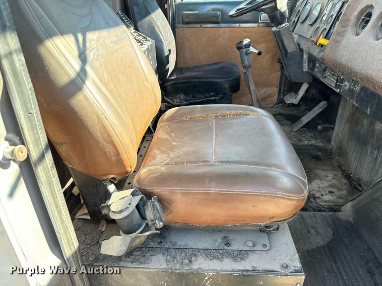 image for item GG9953 1988 International  vacuum truck