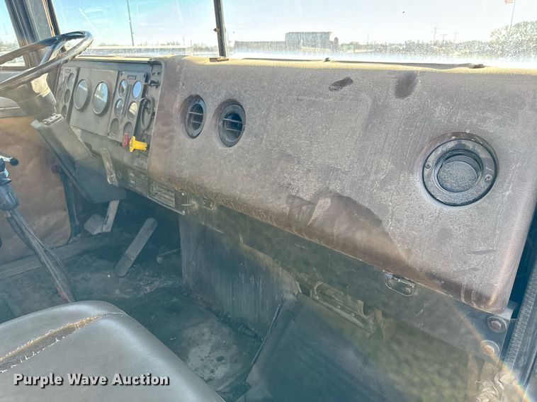 image for item GG9953 1988 International  vacuum truck