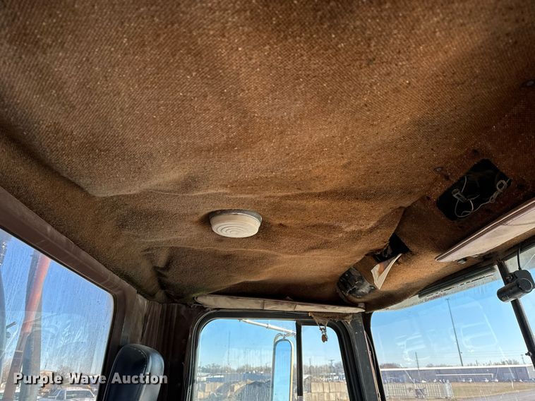 image for item GG9953 1988 International  vacuum truck