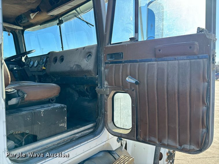 image for item GG9953 1988 International  vacuum truck