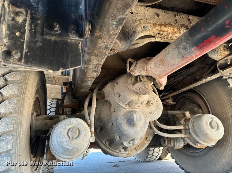 image for item GG9953 1988 International  vacuum truck