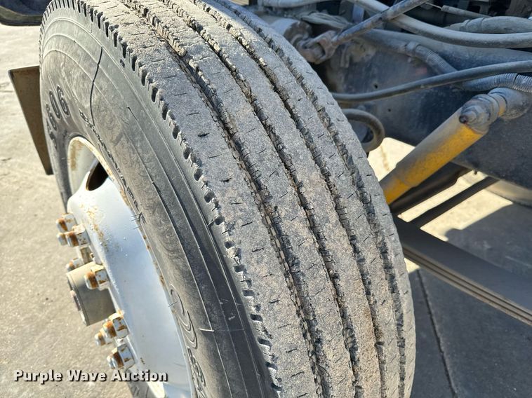 image for item GG9953 1988 International  vacuum truck