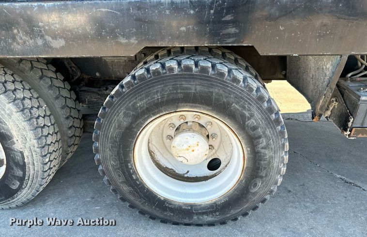 image for item GG9953 1988 International  vacuum truck