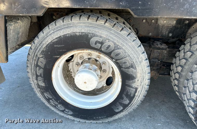 image for item GG9953 1988 International  vacuum truck