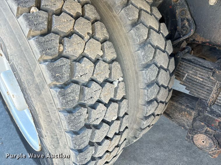 image for item GG9953 1988 International  vacuum truck