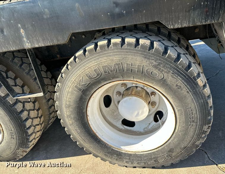 image for item GG9953 1988 International  vacuum truck