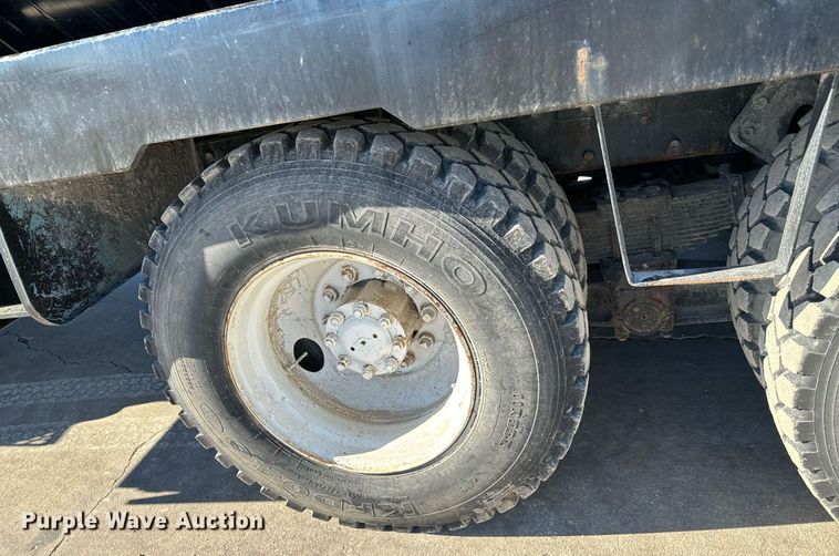 image for item GG9953 1988 International  vacuum truck