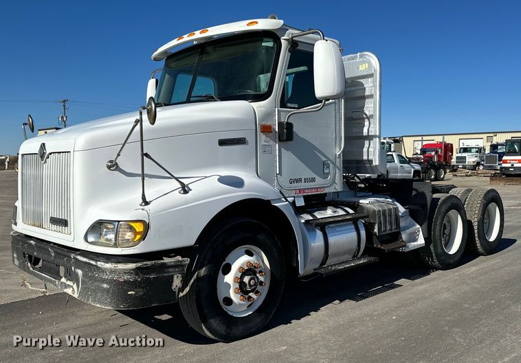 image for item GG9962 2000 International 9100i  semi truck