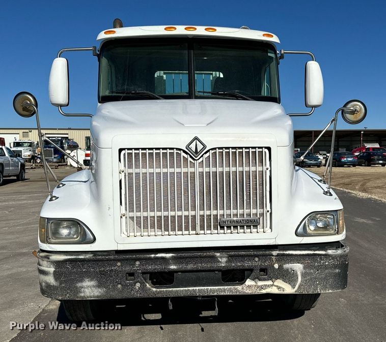 image for item GG9962 2000 International 9100i  semi truck