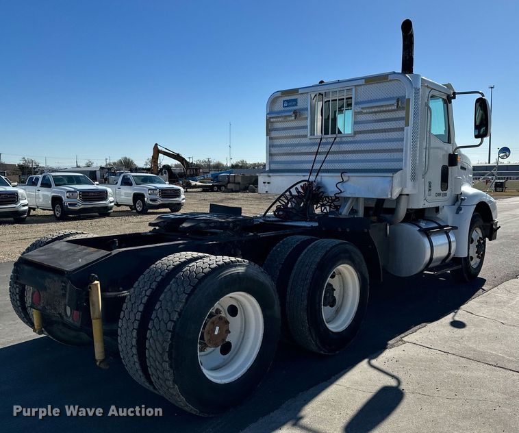 image for item GG9962 2000 International 9100i  semi truck