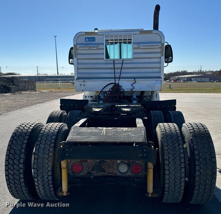 image for item GG9962 2000 International 9100i  semi truck