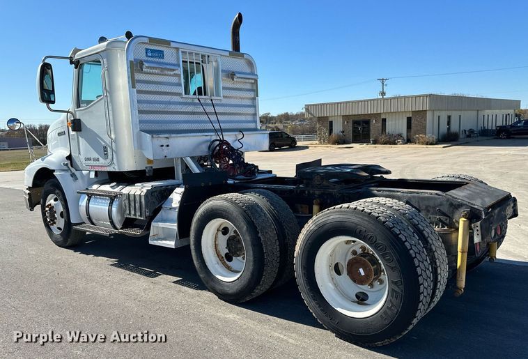 image for item GG9962 2000 International 9100i  semi truck