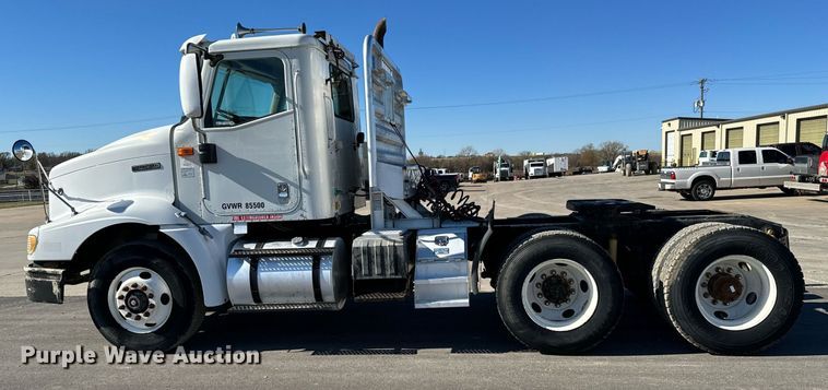 image for item GG9962 2000 International 9100i  semi truck