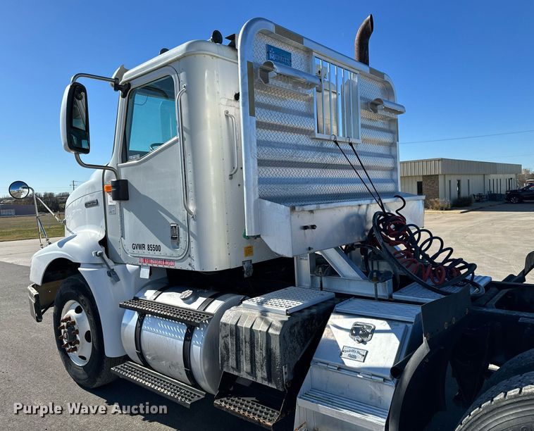 image for item GG9962 2000 International 9100i  semi truck