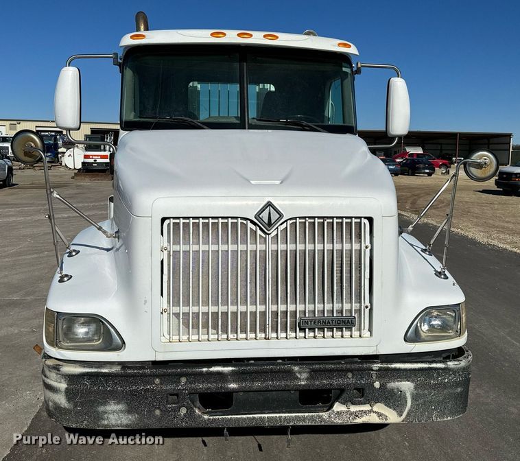 image for item GG9962 2000 International 9100i  semi truck