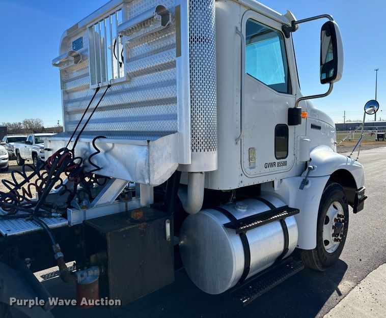 image for item GG9962 2000 International 9100i  semi truck