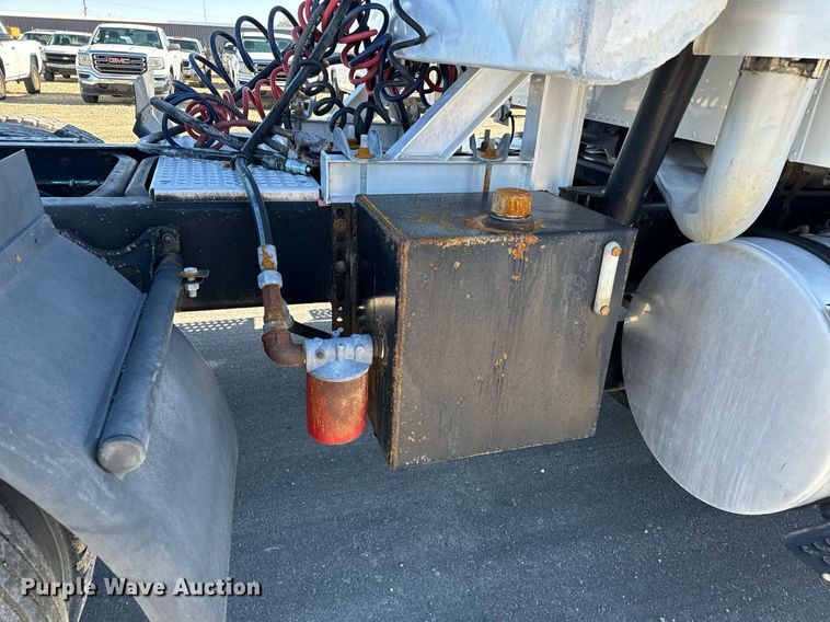 image for item GG9962 2000 International 9100i  semi truck