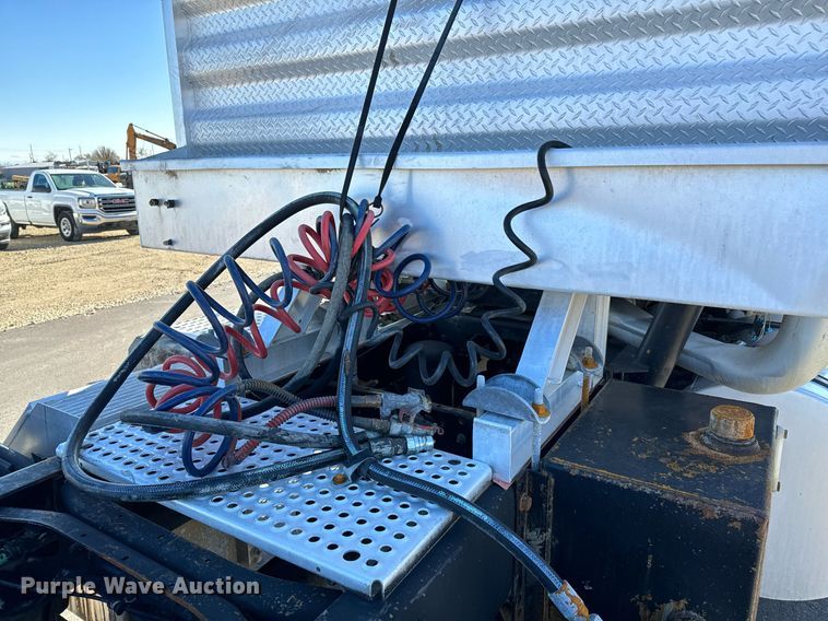 image for item GG9962 2000 International 9100i  semi truck