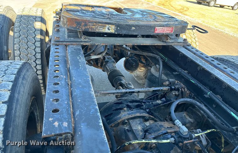 image for item GG9962 2000 International 9100i  semi truck