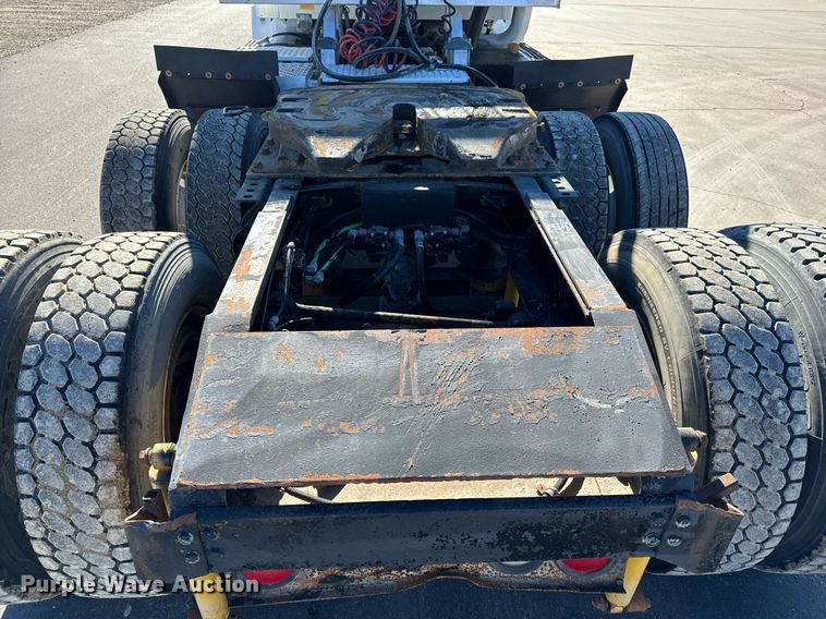 image for item GG9962 2000 International 9100i  semi truck