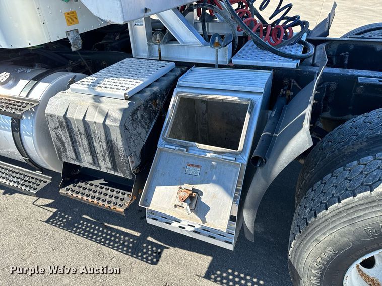 image for item GG9962 2000 International 9100i  semi truck