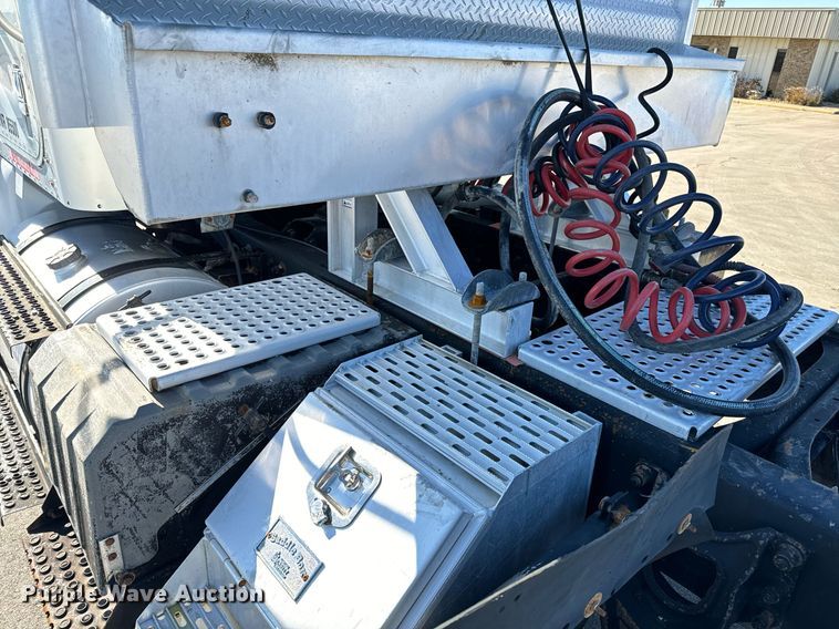 image for item GG9962 2000 International 9100i  semi truck