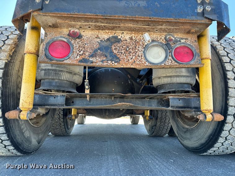 image for item GG9962 2000 International 9100i  semi truck