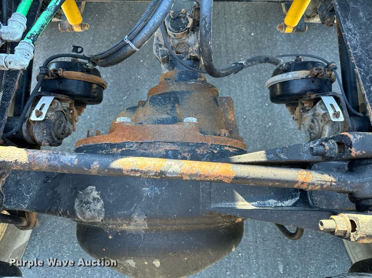 image for item GG9962 2000 International 9100i  semi truck