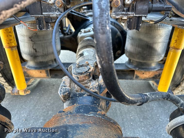 image for item GG9962 2000 International 9100i  semi truck