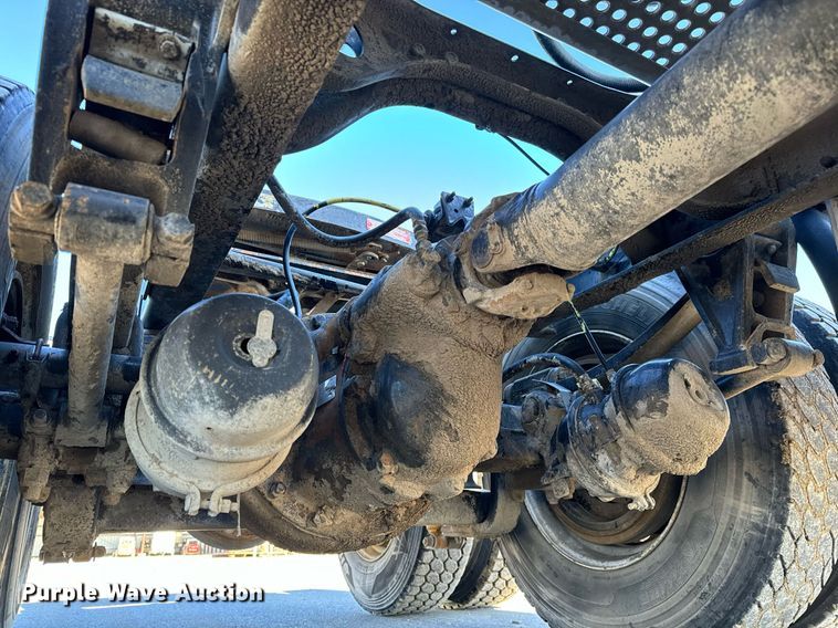 image for item GG9962 2000 International 9100i  semi truck