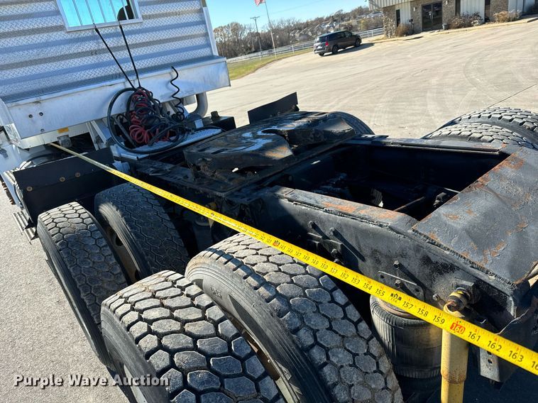 image for item GG9962 2000 International 9100i  semi truck