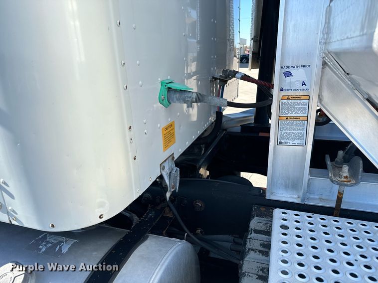 image for item GG9962 2000 International 9100i  semi truck