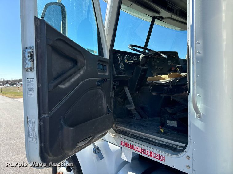 image for item GG9962 2000 International 9100i  semi truck