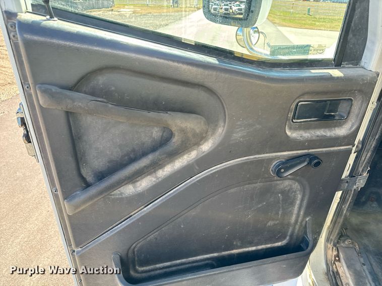 image for item GG9962 2000 International 9100i  semi truck