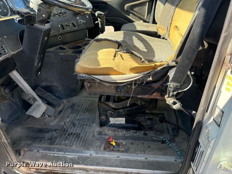 image for item GG9962 2000 International 9100i  semi truck