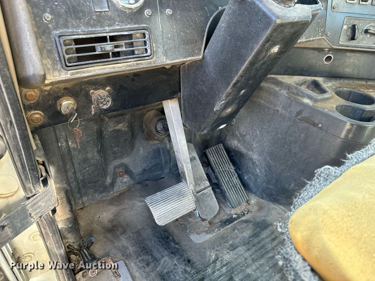 image for item GG9962 2000 International 9100i  semi truck