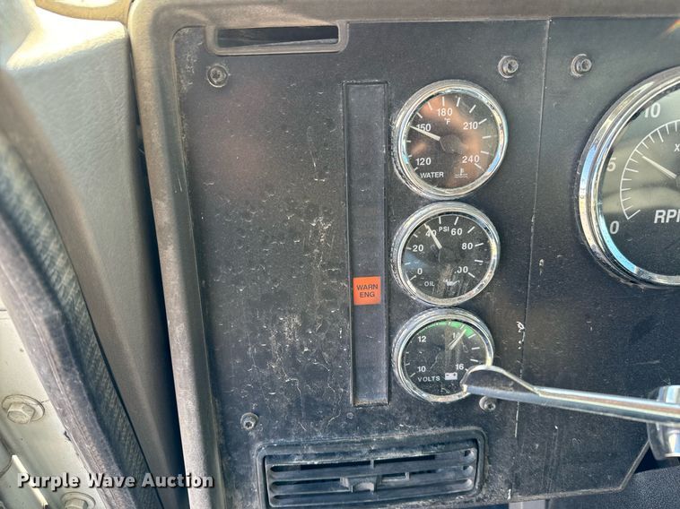 image for item GG9962 2000 International 9100i  semi truck