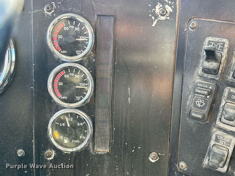 image for item GG9962 2000 International 9100i  semi truck