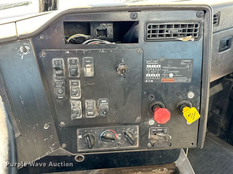 image for item GG9962 2000 International 9100i  semi truck