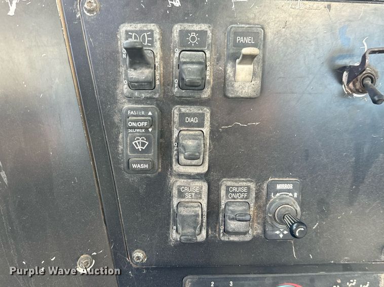 image for item GG9962 2000 International 9100i  semi truck