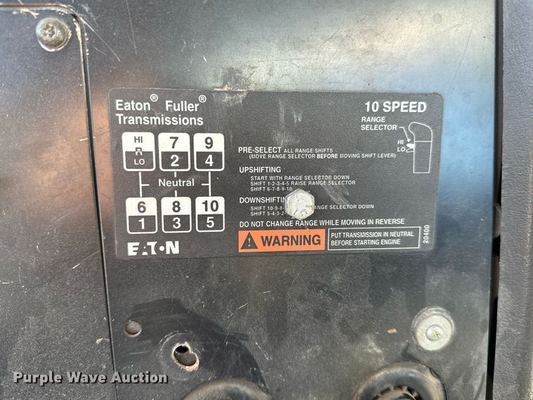 image for item GG9962 2000 International 9100i  semi truck